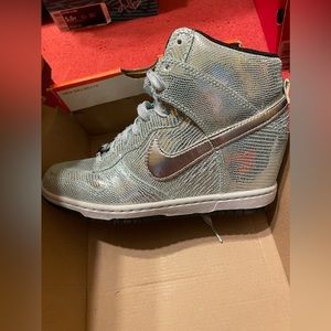 Nike WMNS Dunk Sky Hi QS Size 7
Metallic Silver/Metallic Silver-Glacier Ice